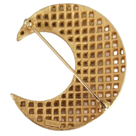 Trifari Crown Over T Gold Tone Lattice Crescent Moon Brooch, Signed M431 - Picture 2 of 7